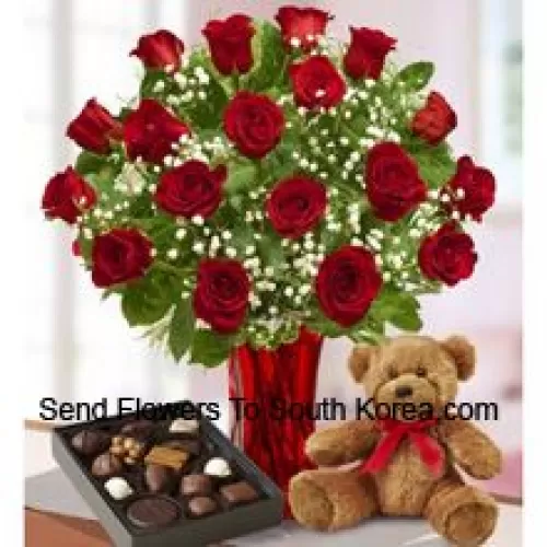 24 roses rouges avec des fougères dans un vase en verre, un mignon ours en peluche brun et une boîte de chocolats importés