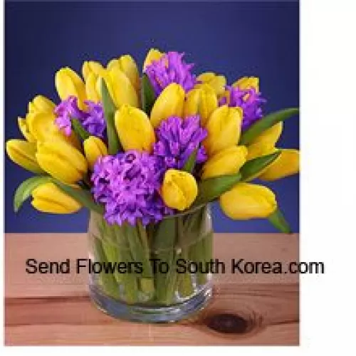 Tulipes jaunes magnifiquement disposées dans un vase en verre - Veuillez noter que en cas de non-disponibilité de certaines fleurs de saison, celles-ci seront remplacées par d'autres fleurs de même valeur