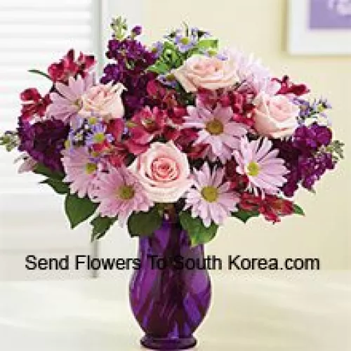 Roses roses, gerberas roses et autres fleurs assorties arrangées magnifiquement dans un vase en verre - 24 tiges et remplissages