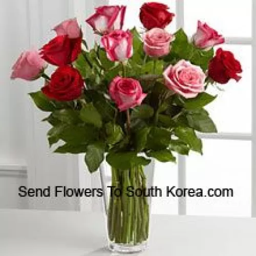 4 roses rouges, 4 roses roses et 4 roses bicolores avec des remplissages saisonniers dans un vase en verre