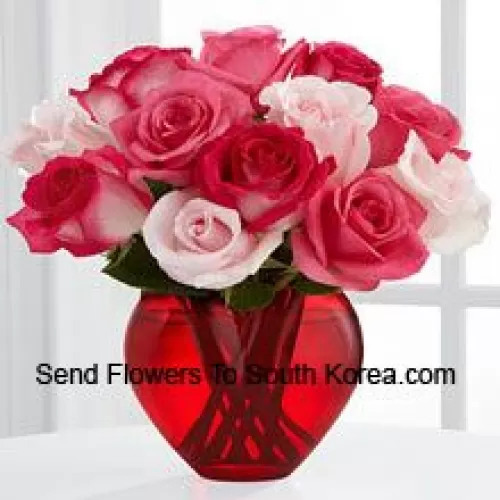 8 roses roses foncées avec 4 roses roses claires dans un vase en verre
