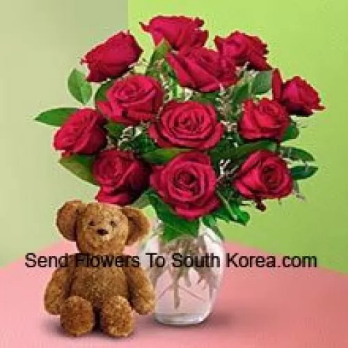 12 roses rouges avec des fougères dans un vase et un mignon ours en peluche brun de 8 pouces